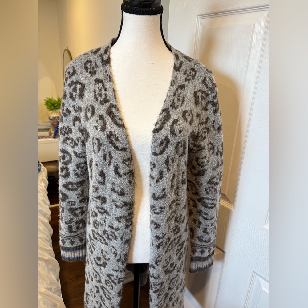 🌷Cream Gray Leopard Print Longline Open Front Cardigan Sweater Size M 3/$30 - Picture 2 of 5
